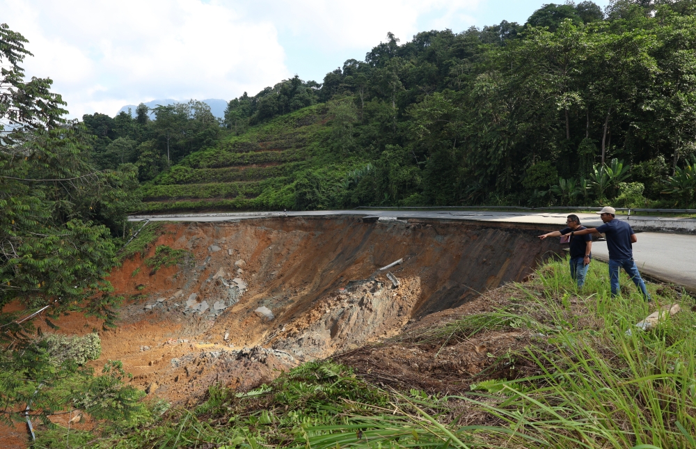 Ahmad Maslan warns of rainy season dangers with 3,000 slopes under red alert