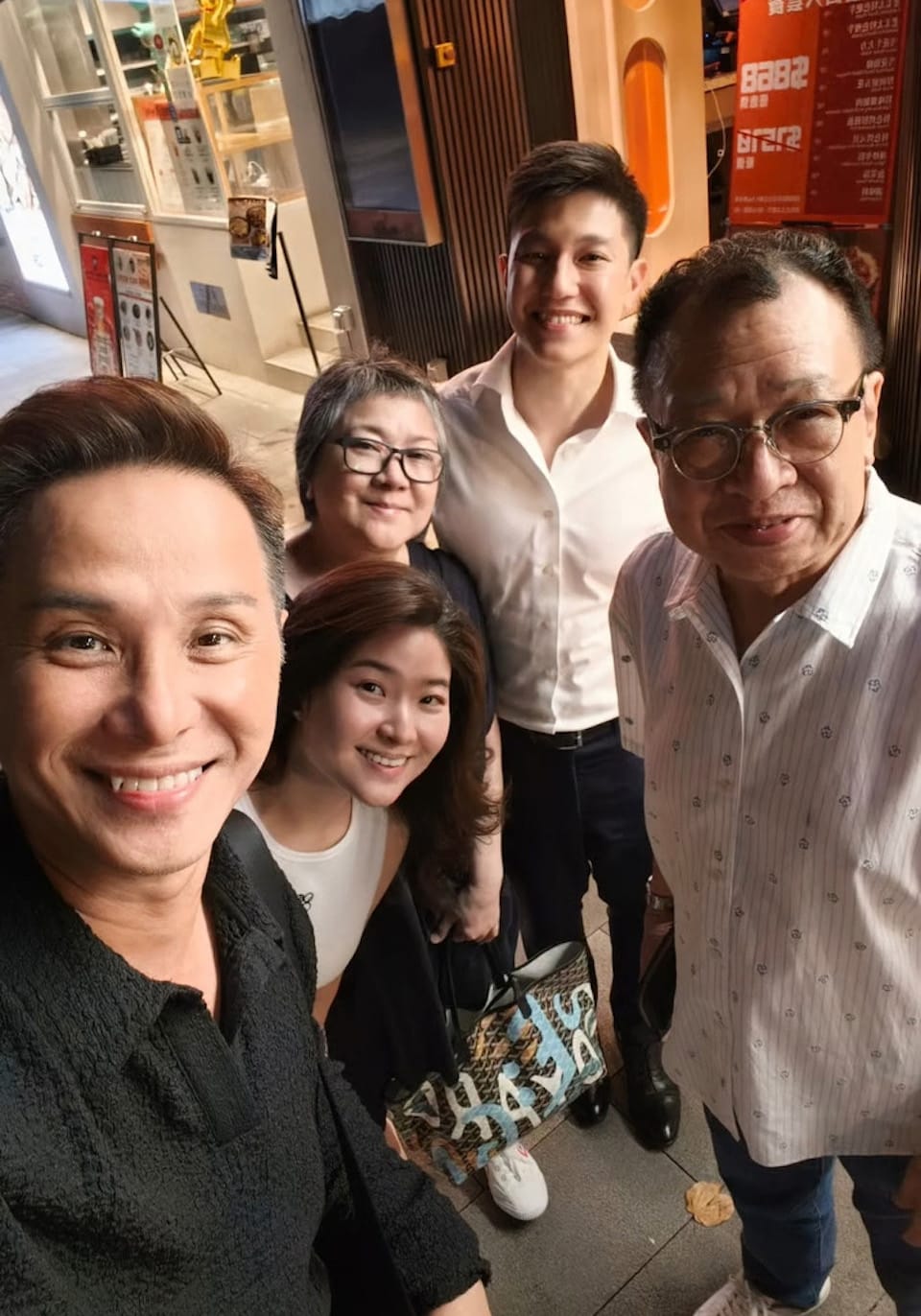 Wife of Late HK Actor Shares Fresh Criticism of S’pore Family Friend For “Detailed Reporting” of Private Funeral