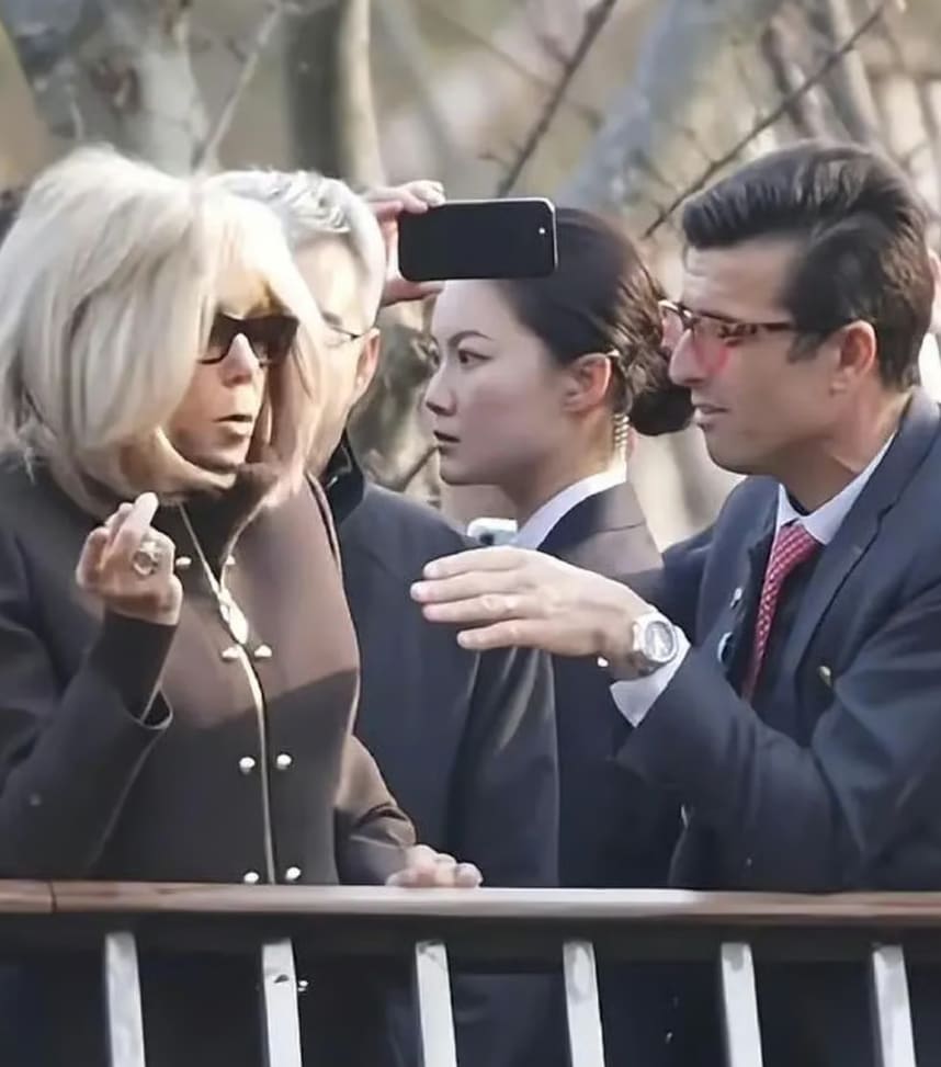 China’s “Most Beautiful Bodyguard” Has Everyone Talking