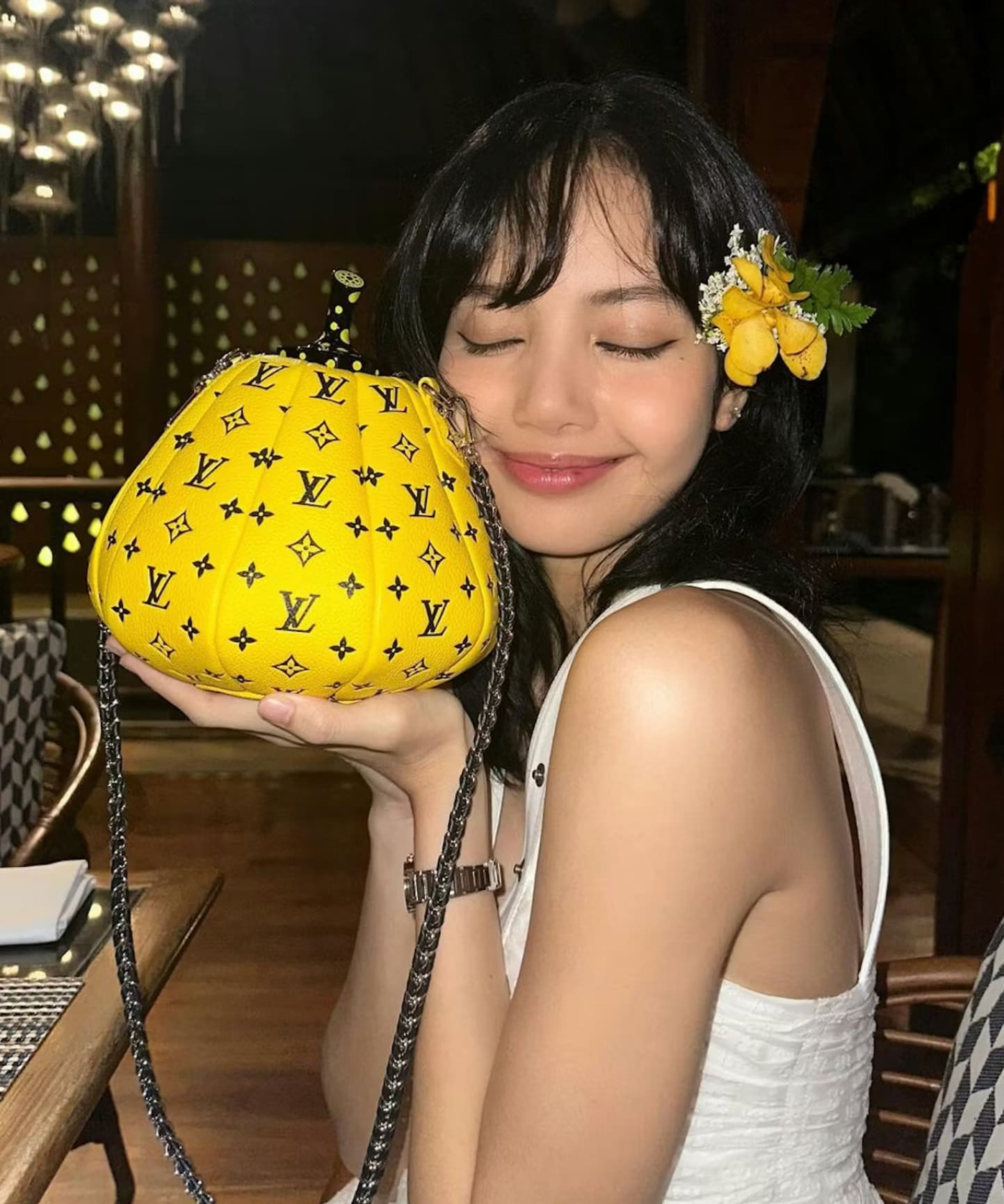 Gold Bars, Luxury Watches, Business Class: Celebrity Staff Bonuses Are Next-Level