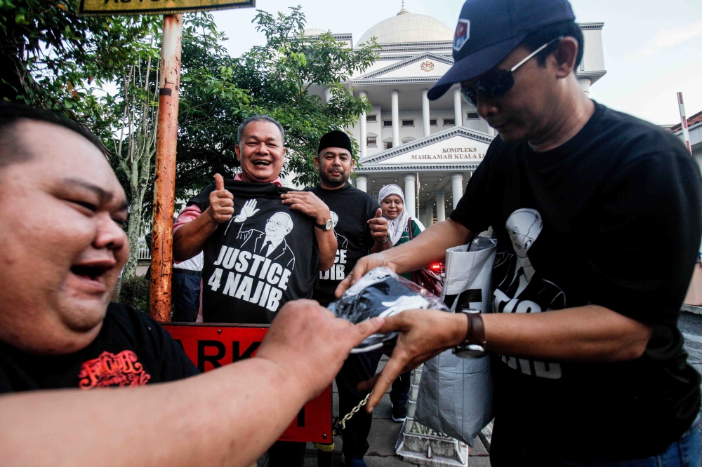 Crowds turn up at Jalan Duta court complex as Najib awaits house arrest decision