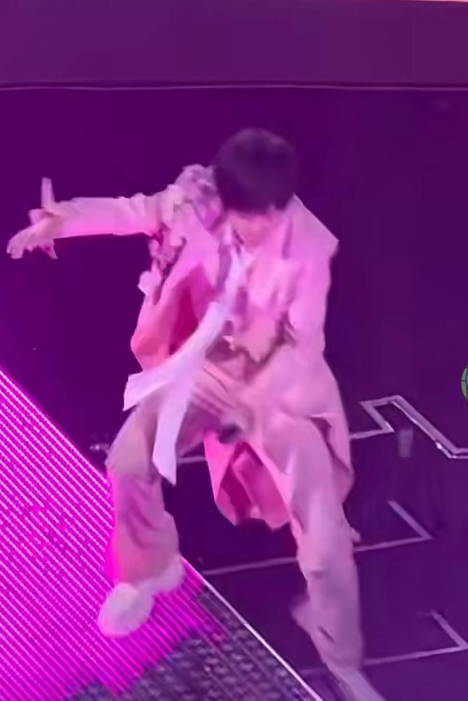 Mayday’s Ashin Takes Shocking Fall Off Stage During Concert With F4 Members