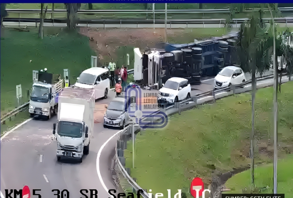Overturned trailer causes heavy traffic at Seafield Interchange on Elite Highway, lane to Shah Alam temporarily closed