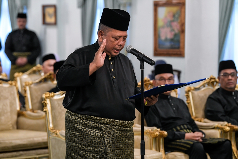 Bersatu’s Kuala Perlis assemblyman Abu Bakar Hamzah sworn in as new menteri besar of Perlis