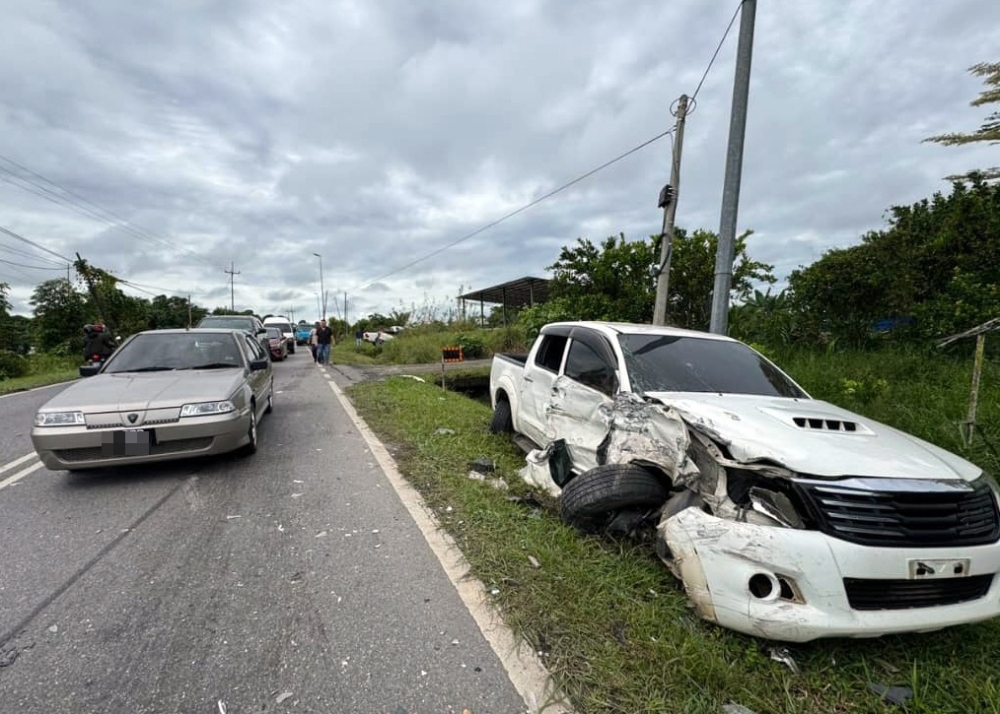 Sarikei pile‑up leaves three vehicles wrecked, police probe overtaking attempt on double line