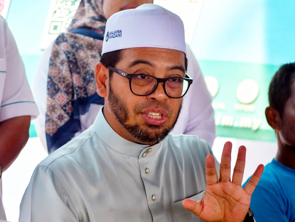 Focus on deeds, not luxuries, says religious affairs minister amid branded burial shroud debate