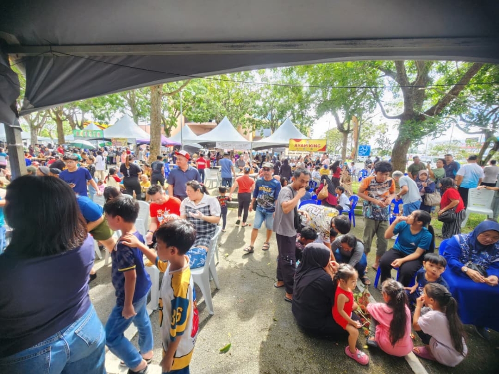One tonne of fruit, 1,500 visitors: Miri’s free durian feast hits sweet spot