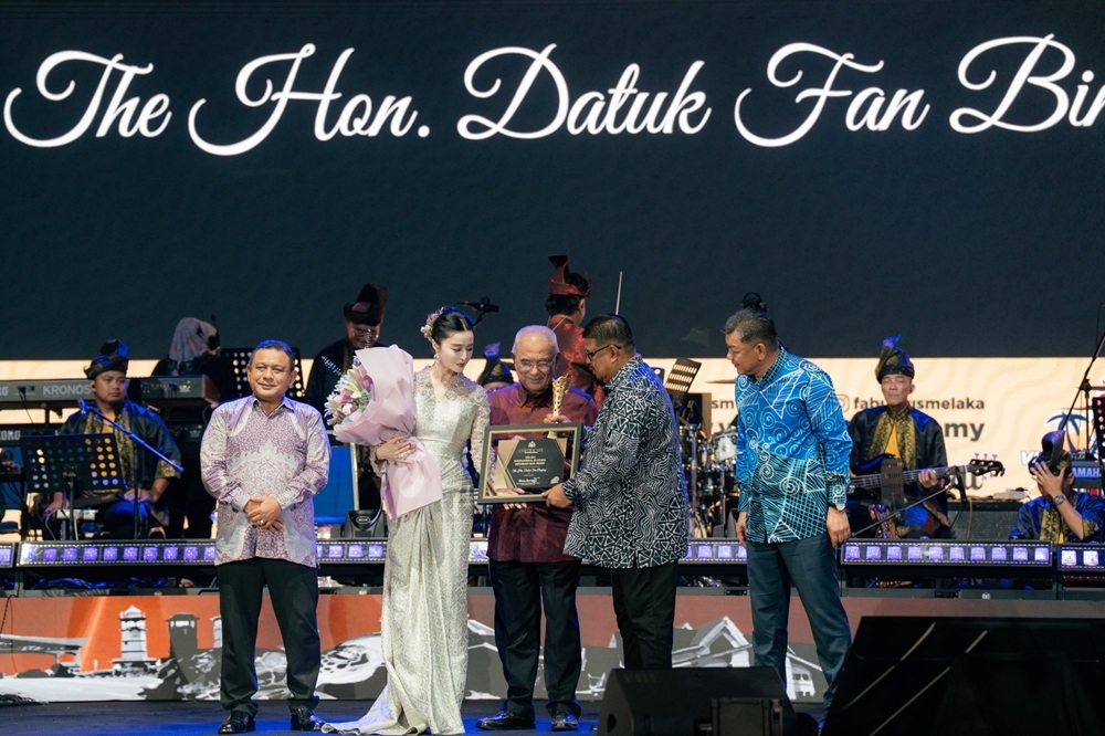 Chinese star Fan Bingbing receives Melaka cultural diplomacy award, launches Fan Beauty Diary in Singapore