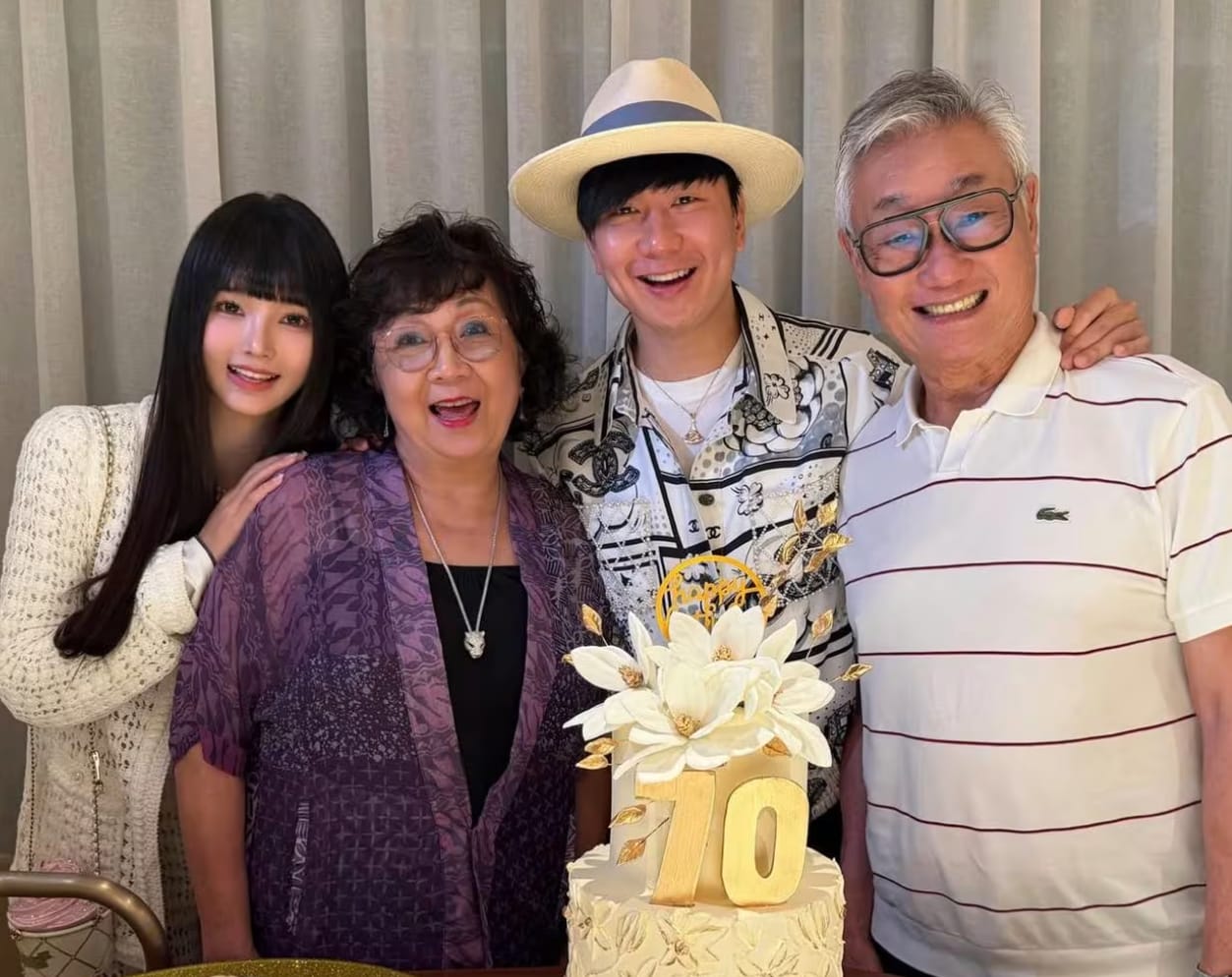 No, JJ Lin Didn't Fall In Love With Girlfriend After Watching Her Livestreams