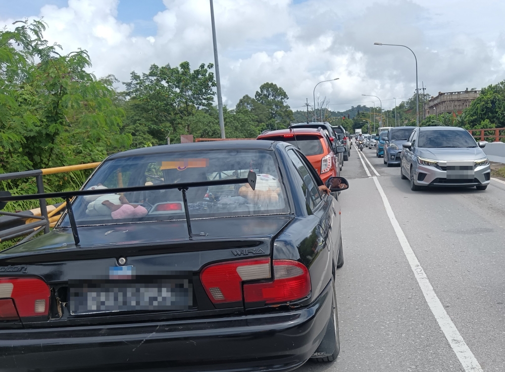 Bumper‑to‑bumper chaos as Kapit parents rush to hostels on eve of new school term