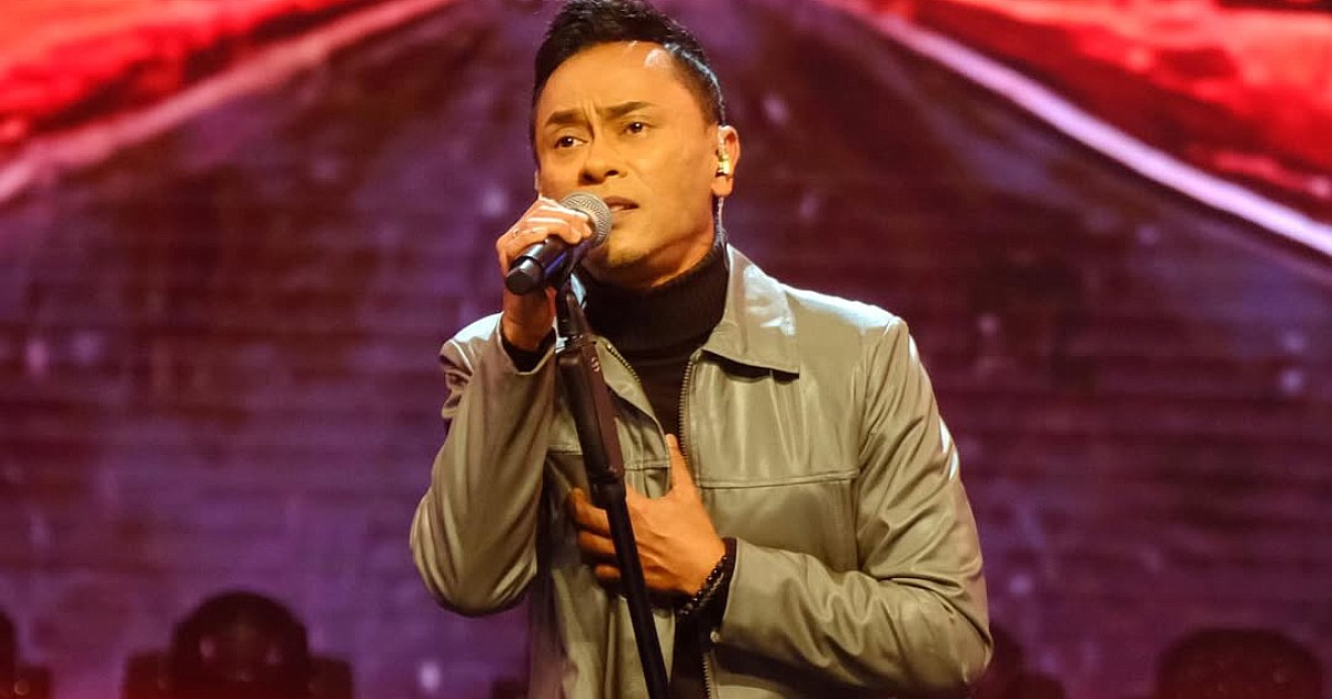 Singaporean Iskandar Ismail beats contestants from Malaysia, Indonesia and the Philippines to win singing competition
