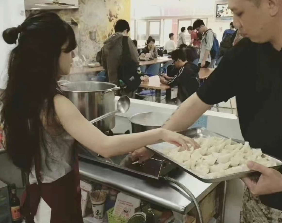 'Just experiencing life': Zhao Lusi runs food stall in Hainan night market