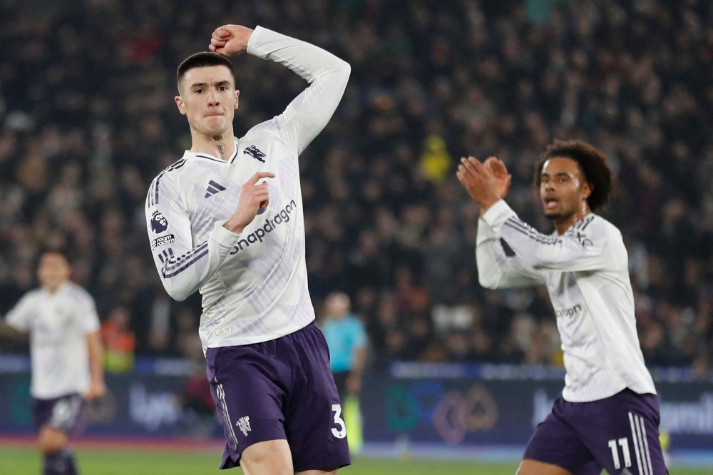 West Ham end Man Utd’s winning  run, Spurs sink to 16th