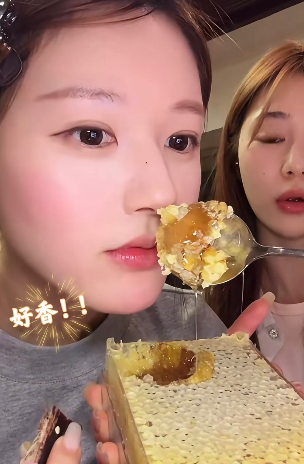 Zhao Lusi Went On Livestream & Ate Something She's Allergic To