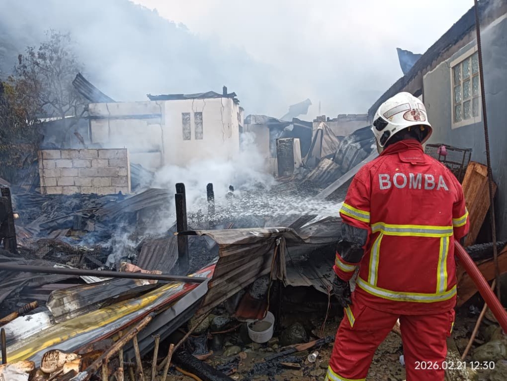 Fire guts 14 houses in Kota Belud, narrow access and unstable bridge slow response 