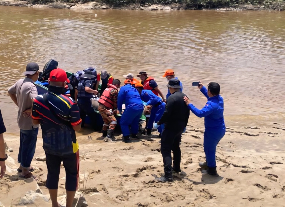 Body of teen swept away in Kuching river found