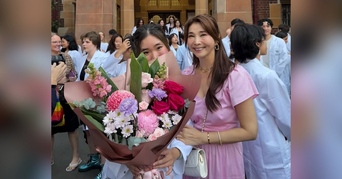 'Tiger mum' Chen Xiuhuan attends youngest daughter's white coat ceremony in Sydney, recalls holding cane to supervise homework