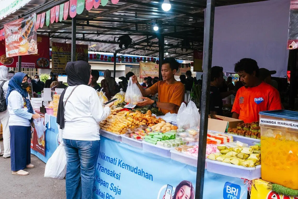 In Indonesia, non-Muslims join in Ramadan fun with race to buy popular takjil snacks