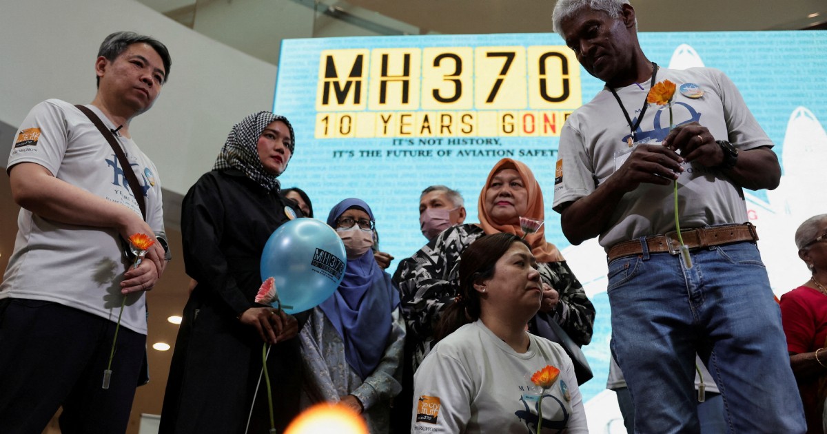 Families of flight MH370 passengers urge Malaysia to extend search