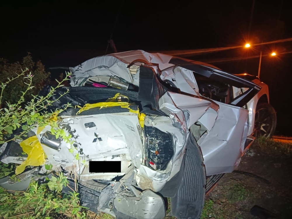 Thai man killed after express bus rams Mitsubishi Triton at Pekan traffic lights