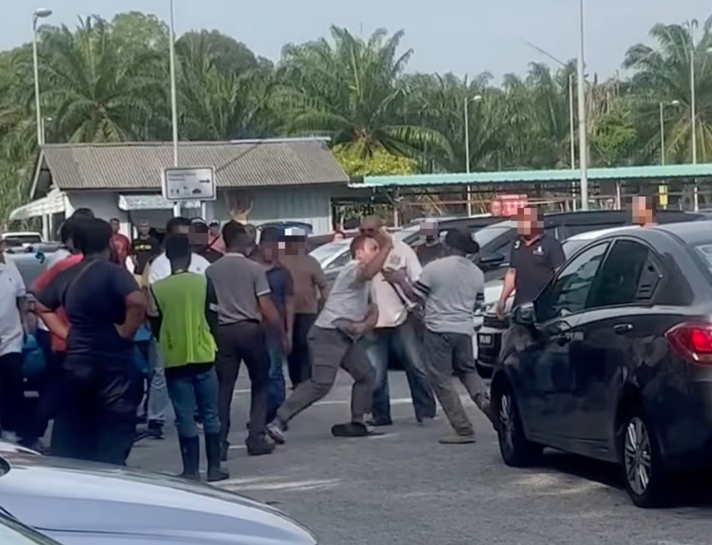 Police: Viral KLIA parking row between e-hailing drivers settled amicably