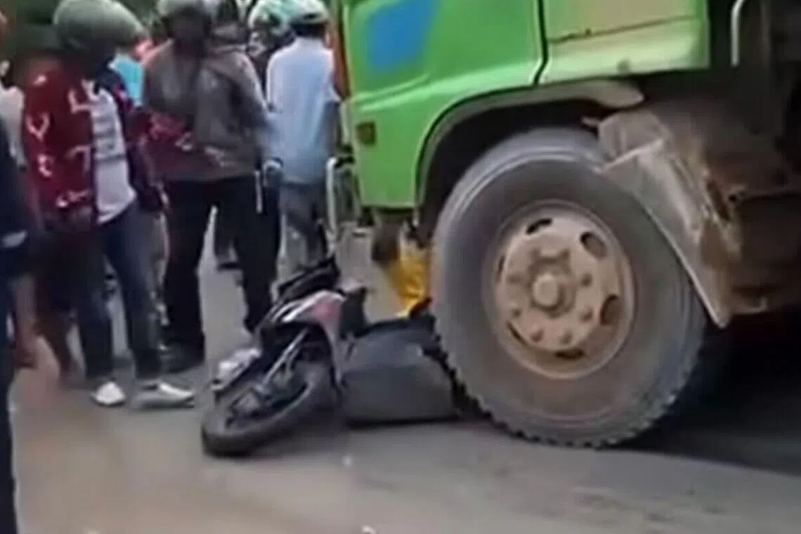 62-year-old Singaporean dies in Batam after being run over by truck