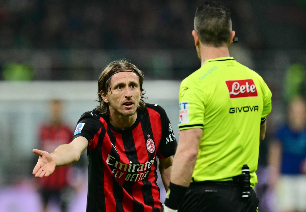 AC Milan beat Inter 1-0 in derby to keep Serie A title hopes alive