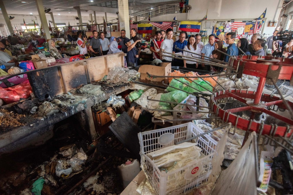 RM10,000 aid, rental discounts: Hannah Yeoh visits Labuan traders hit by fire to hand over relief