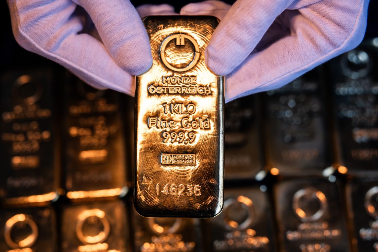Gold sinks more than 3% amid inflation fears