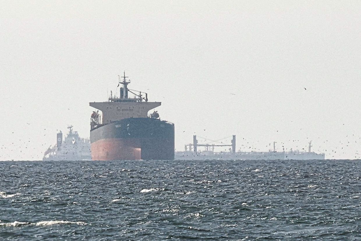 Maersk redistributes fuel to ensure supplies for its vessels