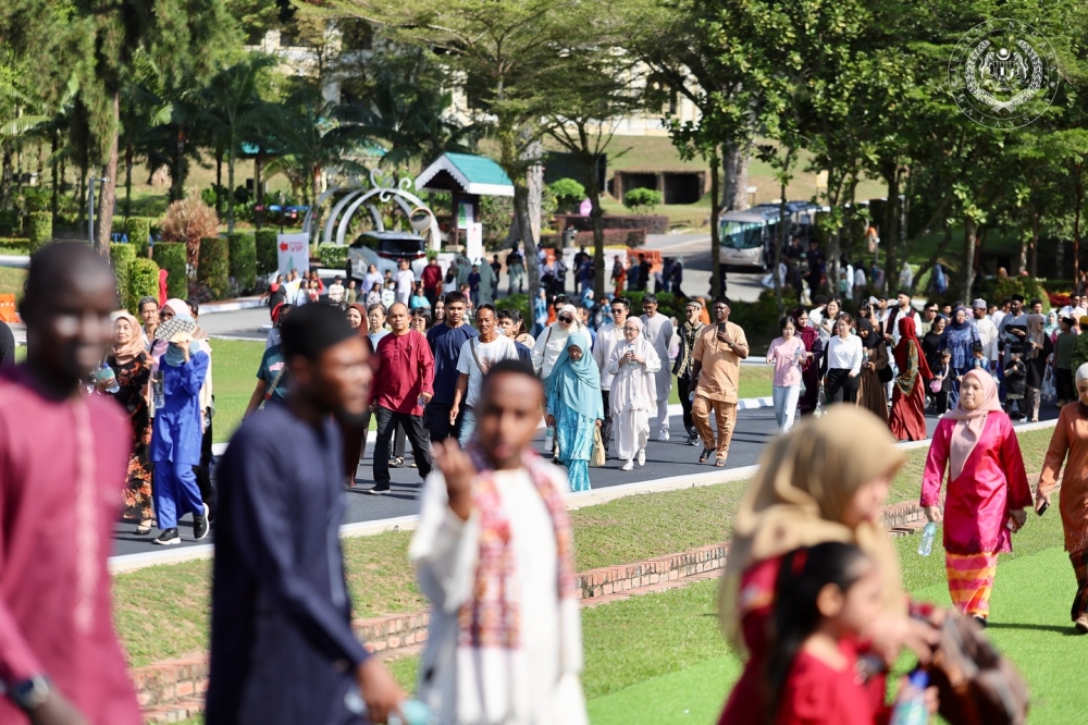 Crowds queue from dawn as Sultan Ibrahim hosts Aidilfitri open house in Johor Bahru